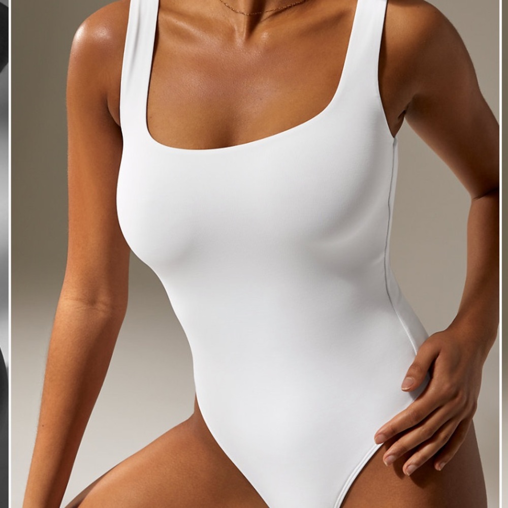 Aritzia Babaton Square Neck Bodysuit